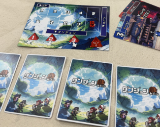 ダンジョンカバン player board and four face down cards.