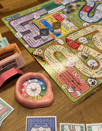 Chiikawa Game of Life board and money closeup with Hachiwari and Usagi finishing the game.